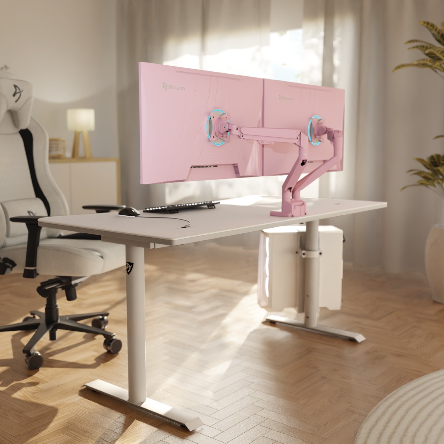 Een gaming-opstelling met twee roze monitoren, een witte stoel en een bureau.