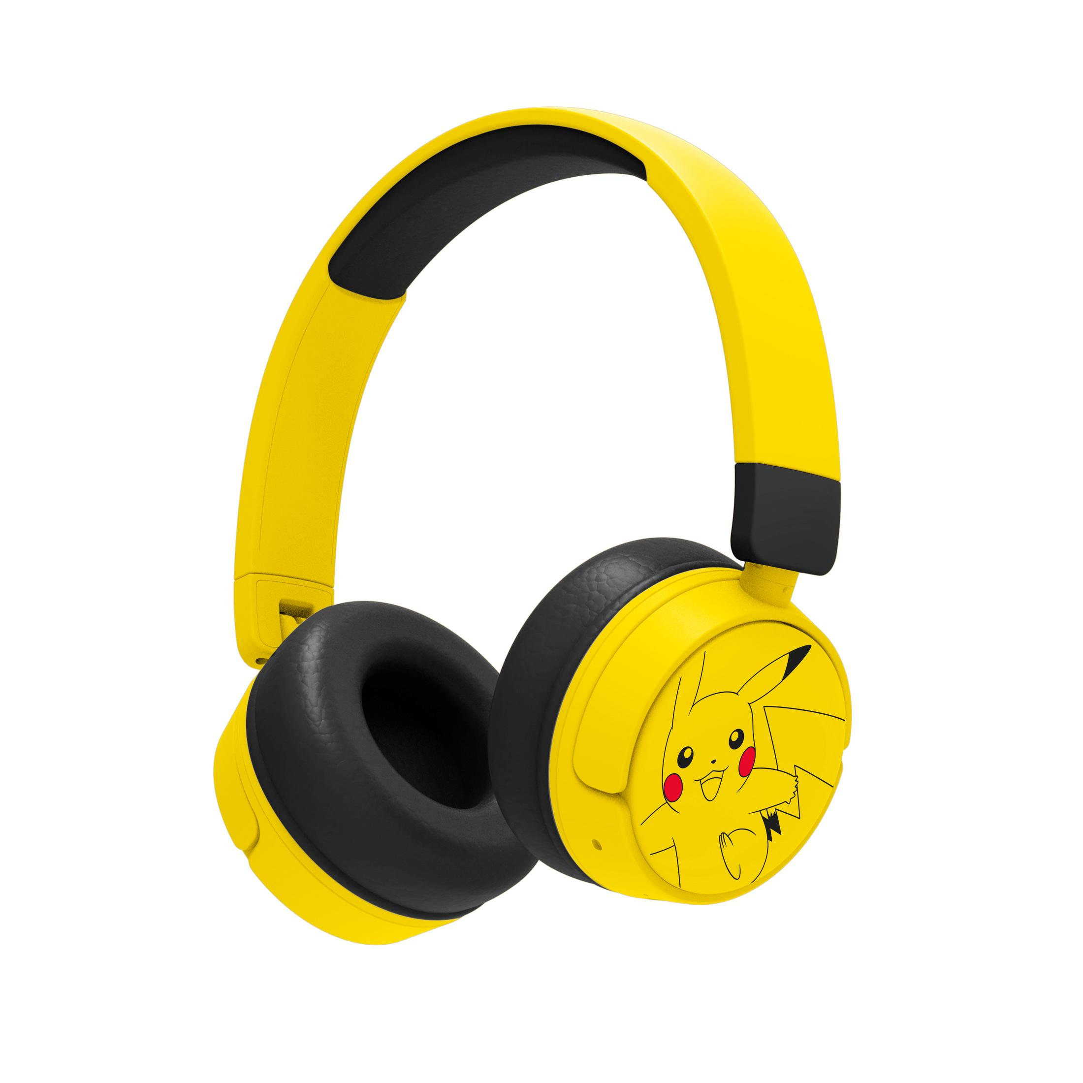 Een gele en zwarte over-ear hoofdtelefoon met een Pikachu-afbeelding op de rechteroorschelp, schuin gefotografeerd tegen een witte achtergrond.