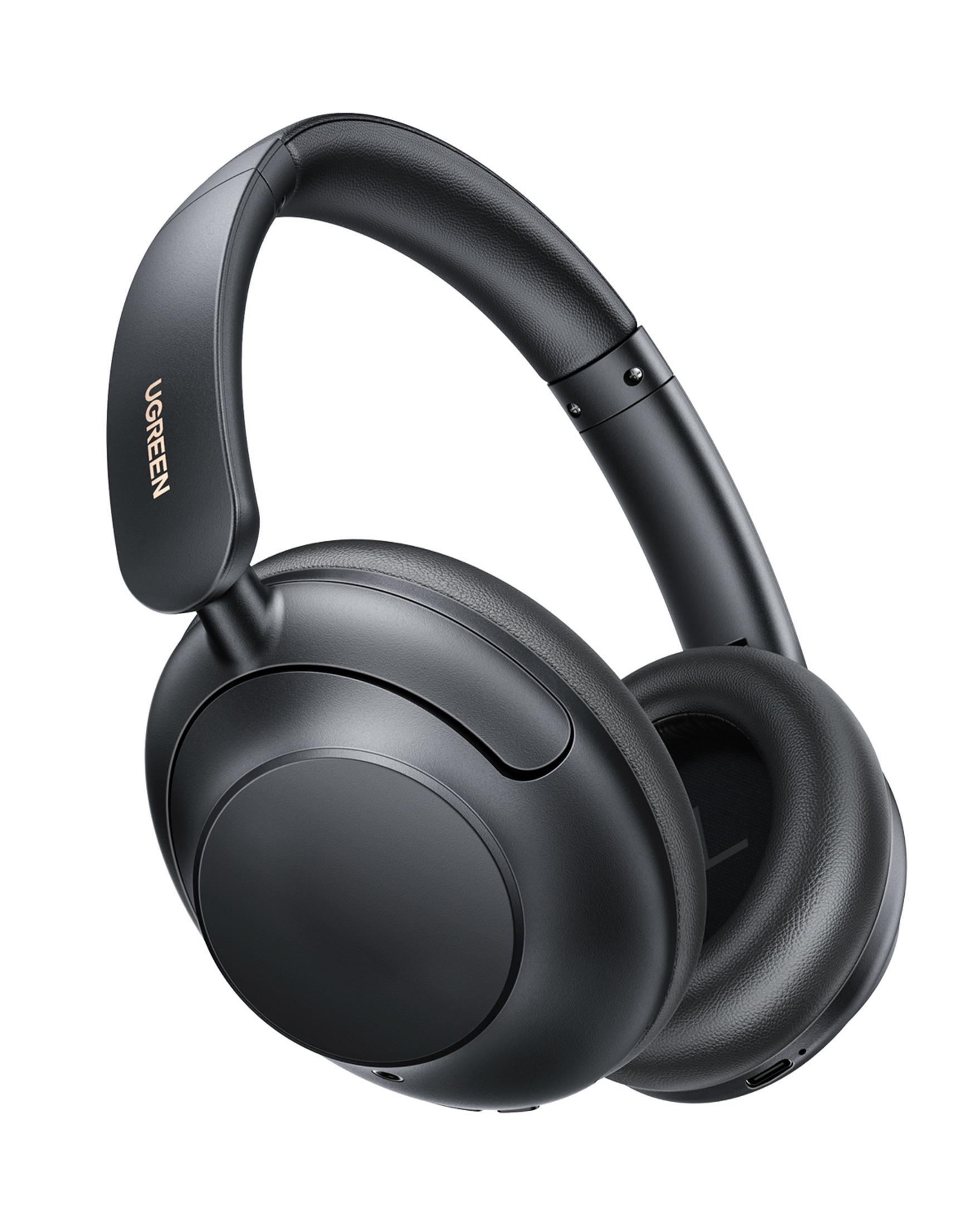 Czarne słuchawki z logo UGREEN na białym tle. Widok z bliska.