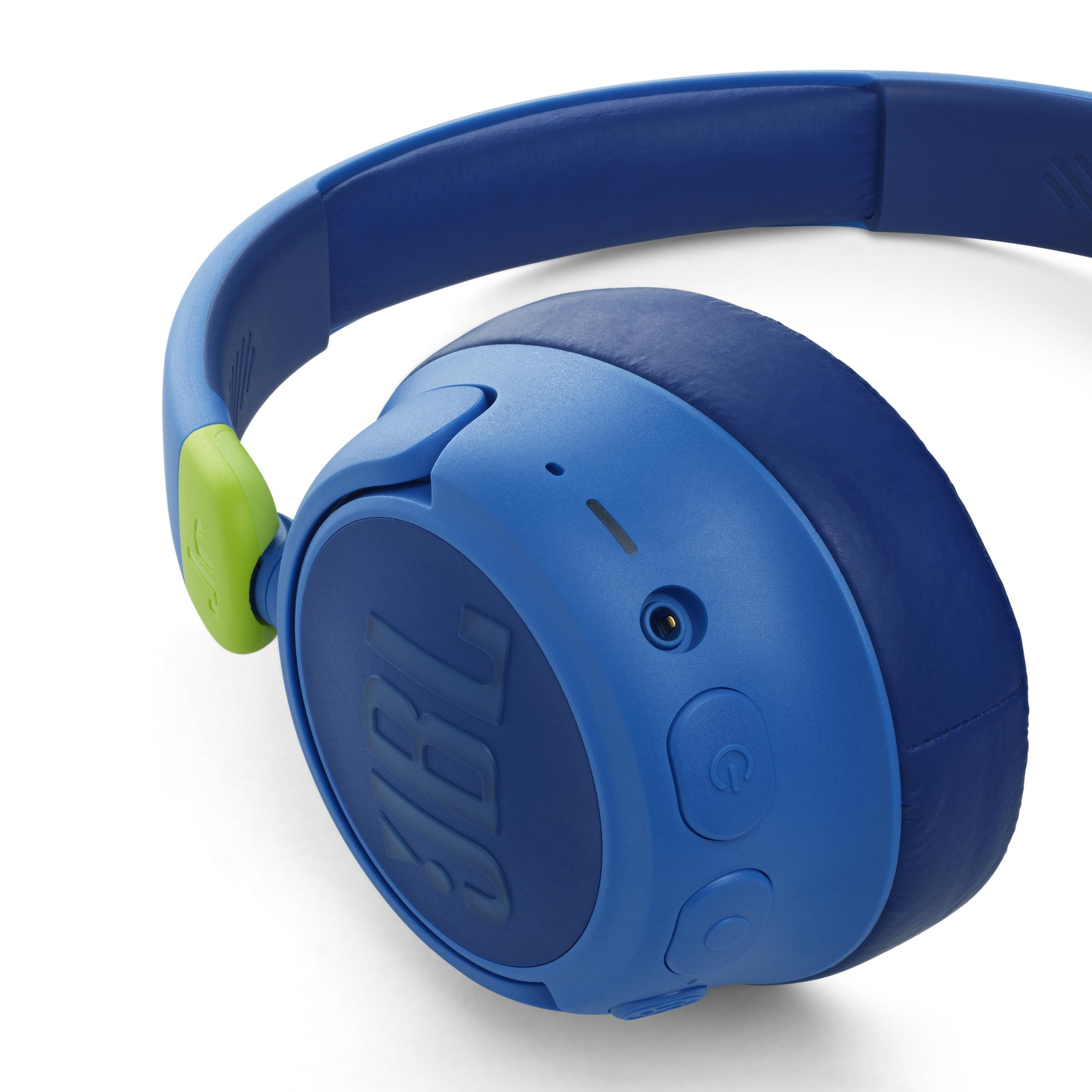 Auriculares azules con acento verde, vista cercana.