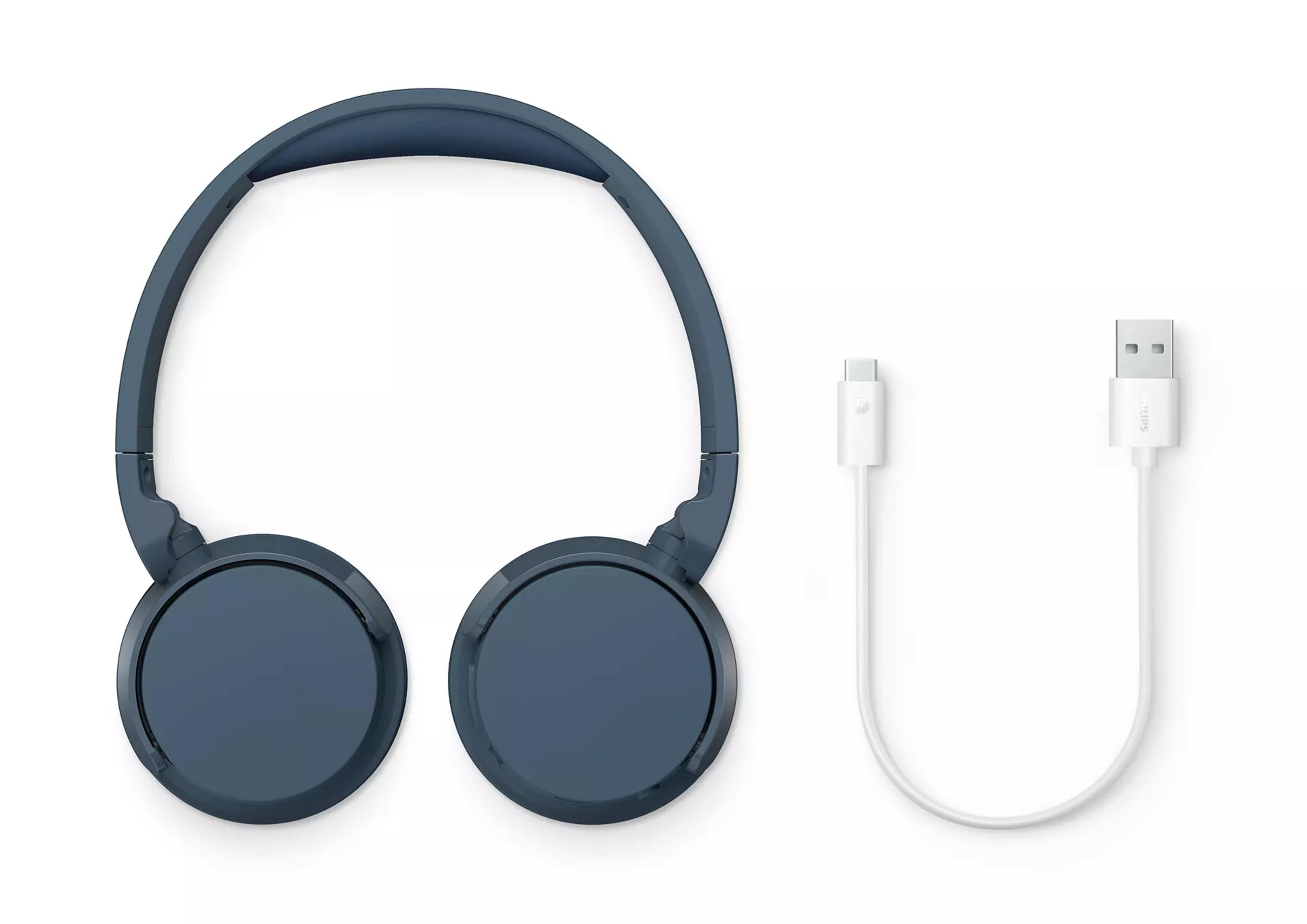Casque bleu foncé avec un câble de chargement USB-C blanc sur fond blanc.