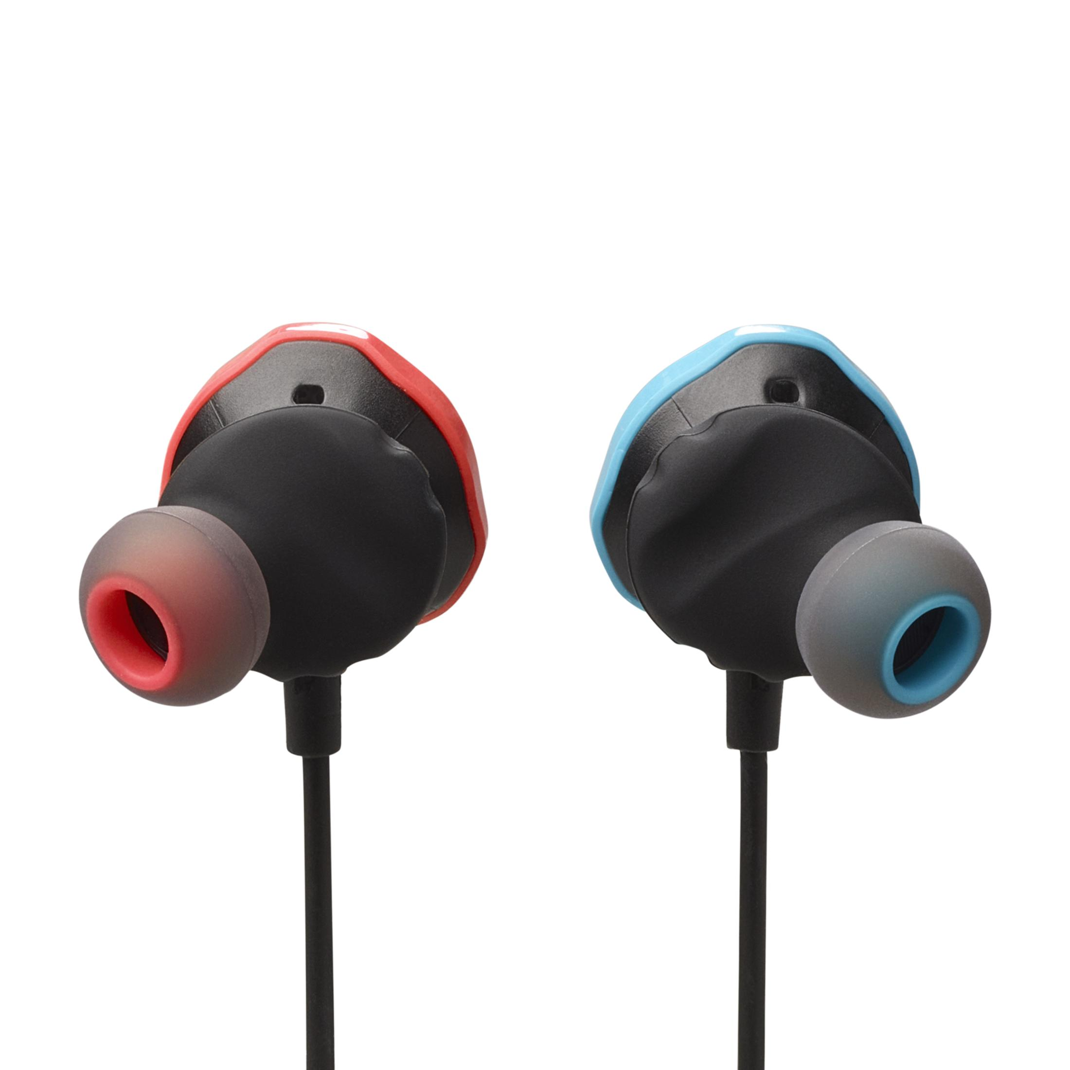 Zwei In-Ear-Kopfhörer mit roten und blauen Akzenten.