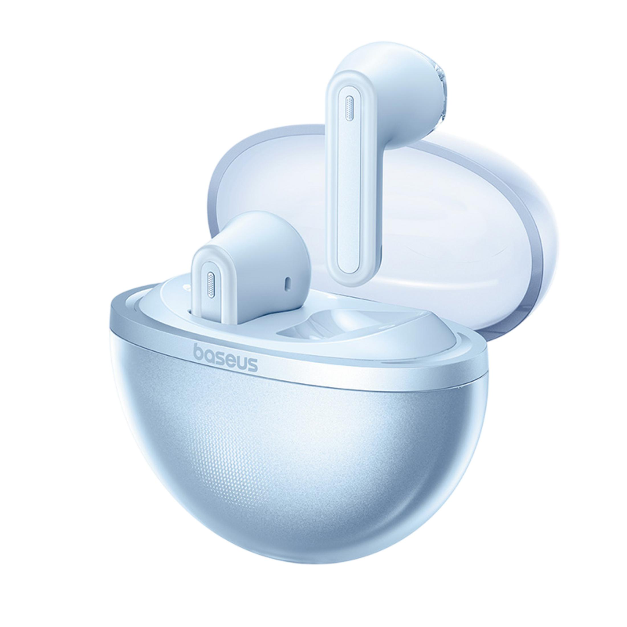 Jasnoniebieskie słuchawki bezprzewodowe w etui ładującym, na białym tle.