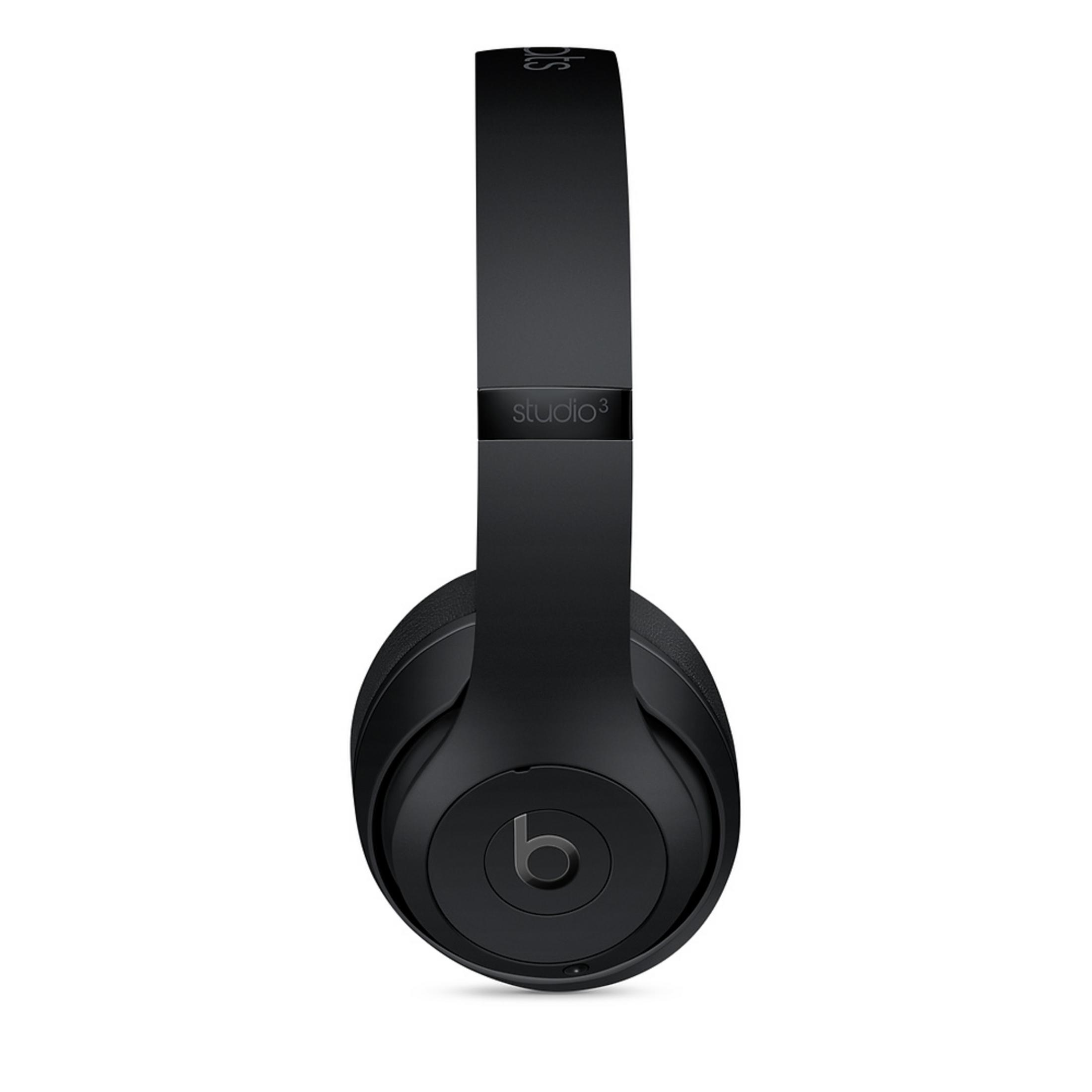 Casque noir Beats Studio 3 avec logo argenté sur fond blanc.