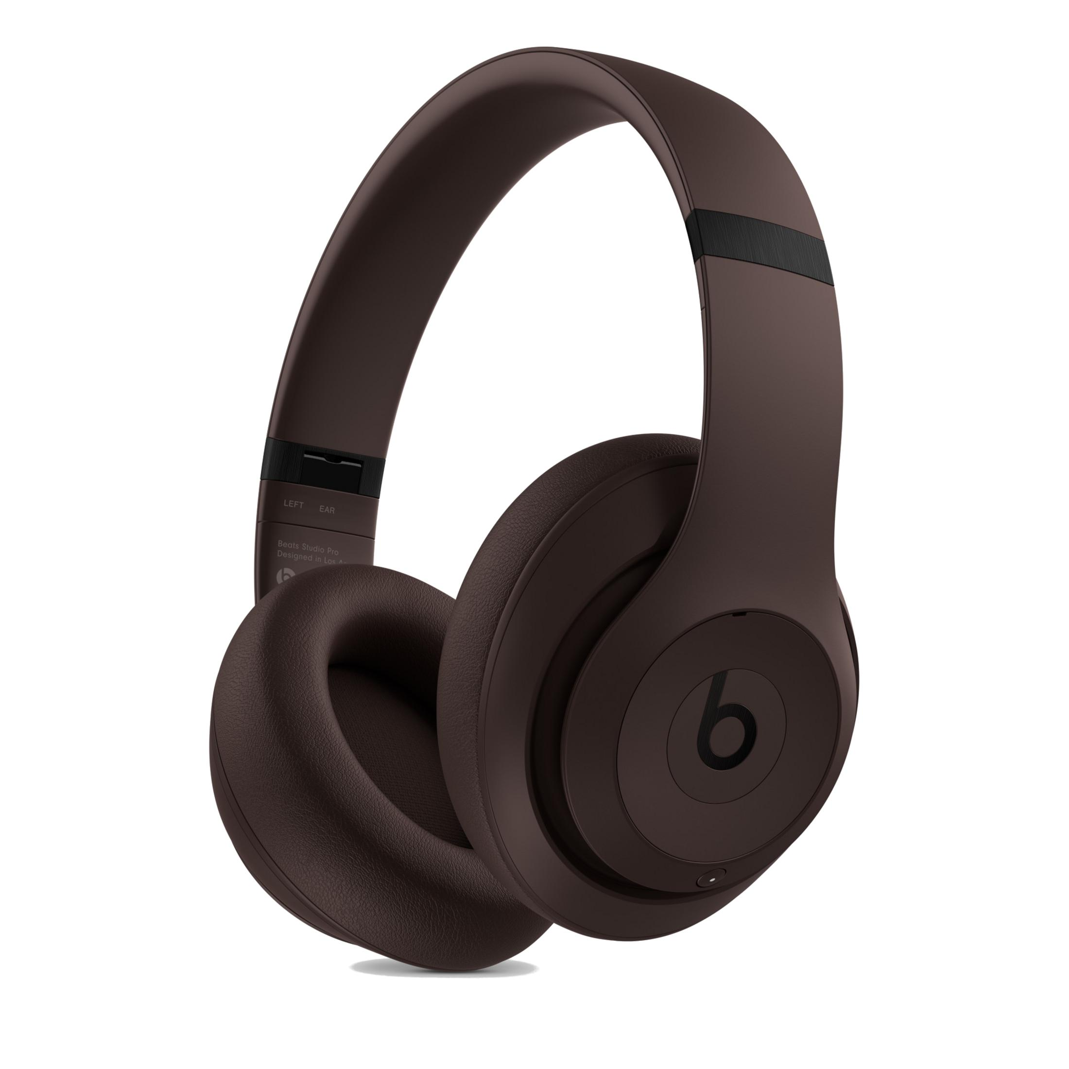 Cuffie Beats marroni con fascia nera e logo argentato su sfondo bianco.
