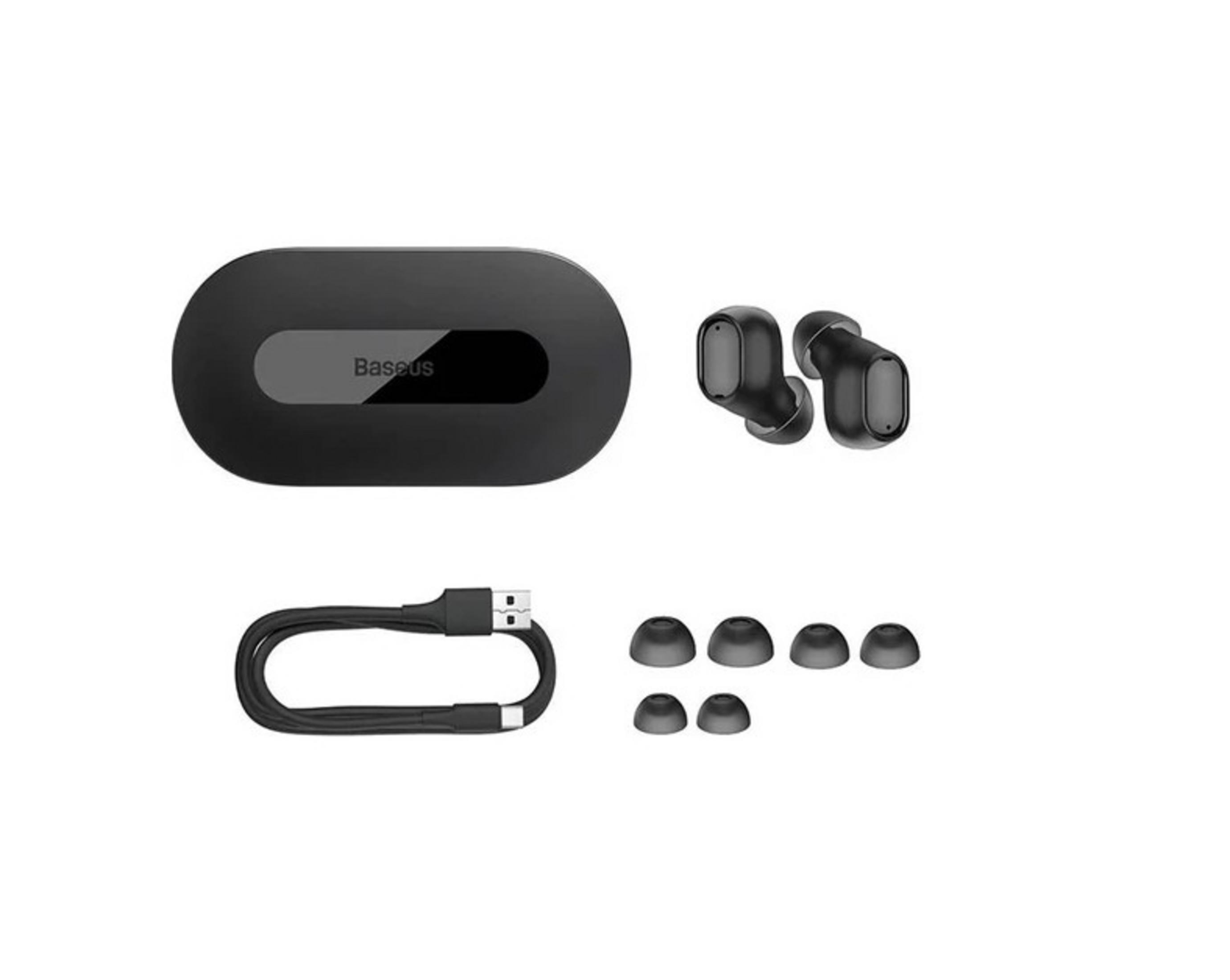 Schwarzes Ladecase, zwei Ohrhörer, Ladekabel und Ohrstöpsel auf weißem Grund.