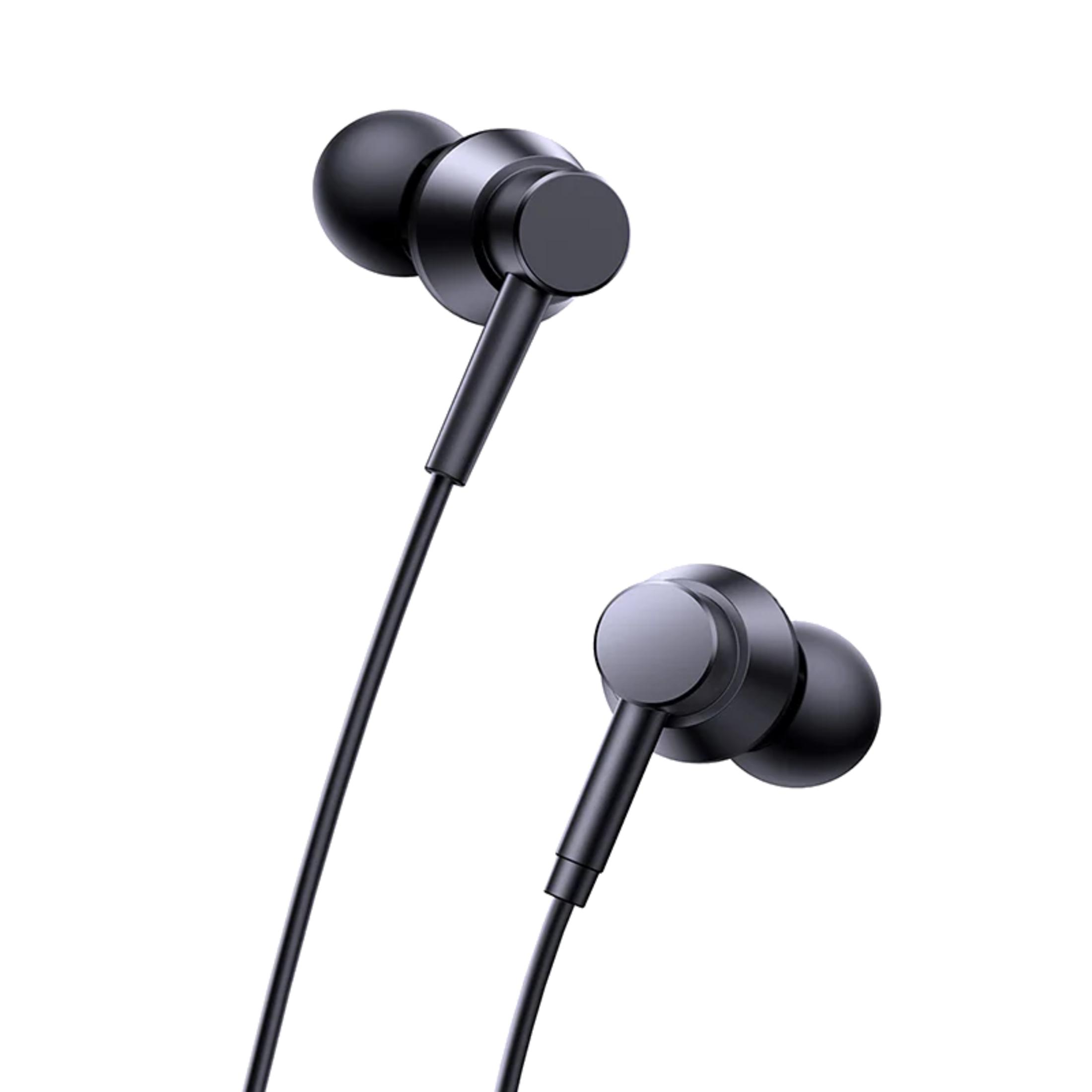 Zwarte bedrade in-ear oordopjes op witte achtergrond.