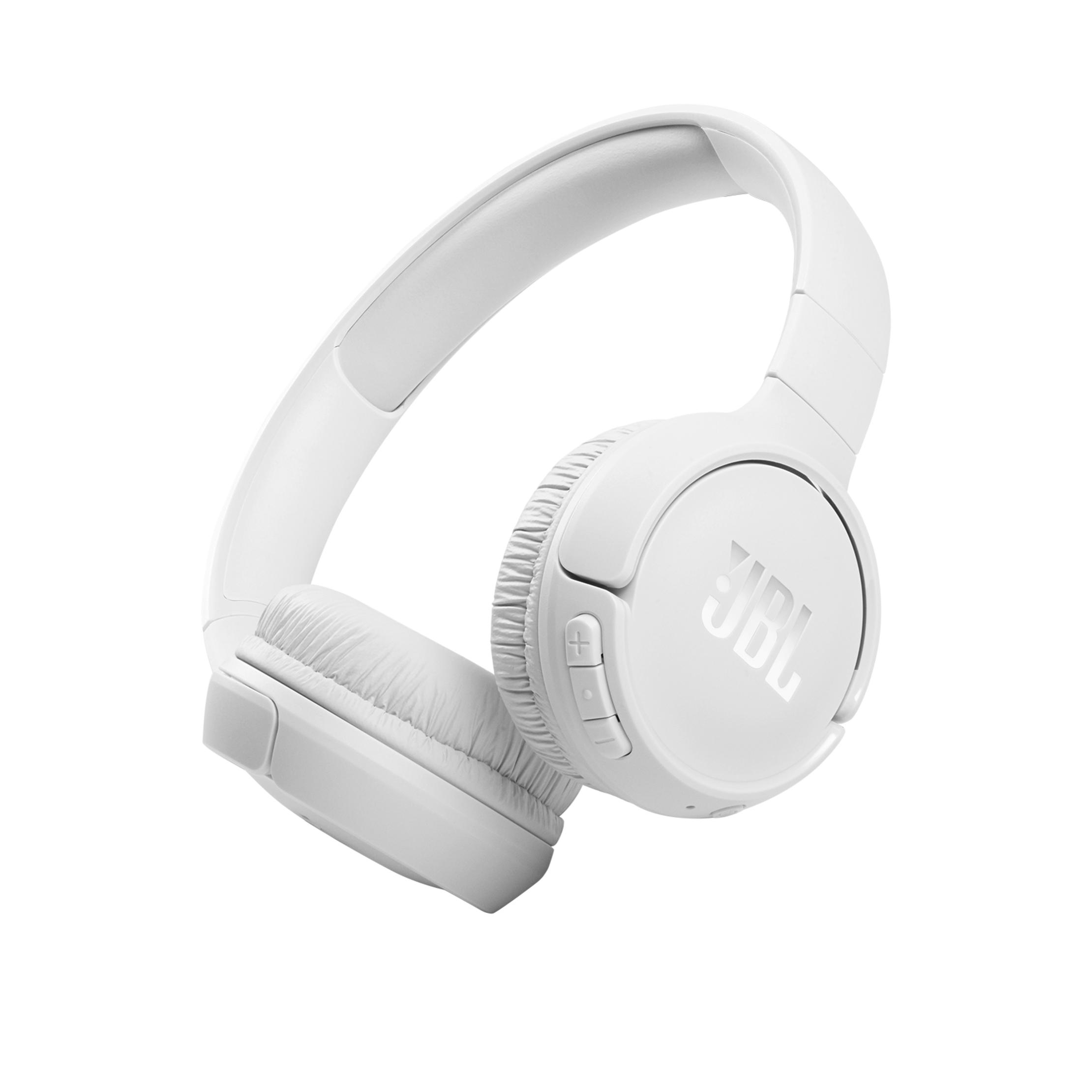 Yastıklı kulaklıkları ve kontrol düğmeleri olan beyaz JBL kulaklık.