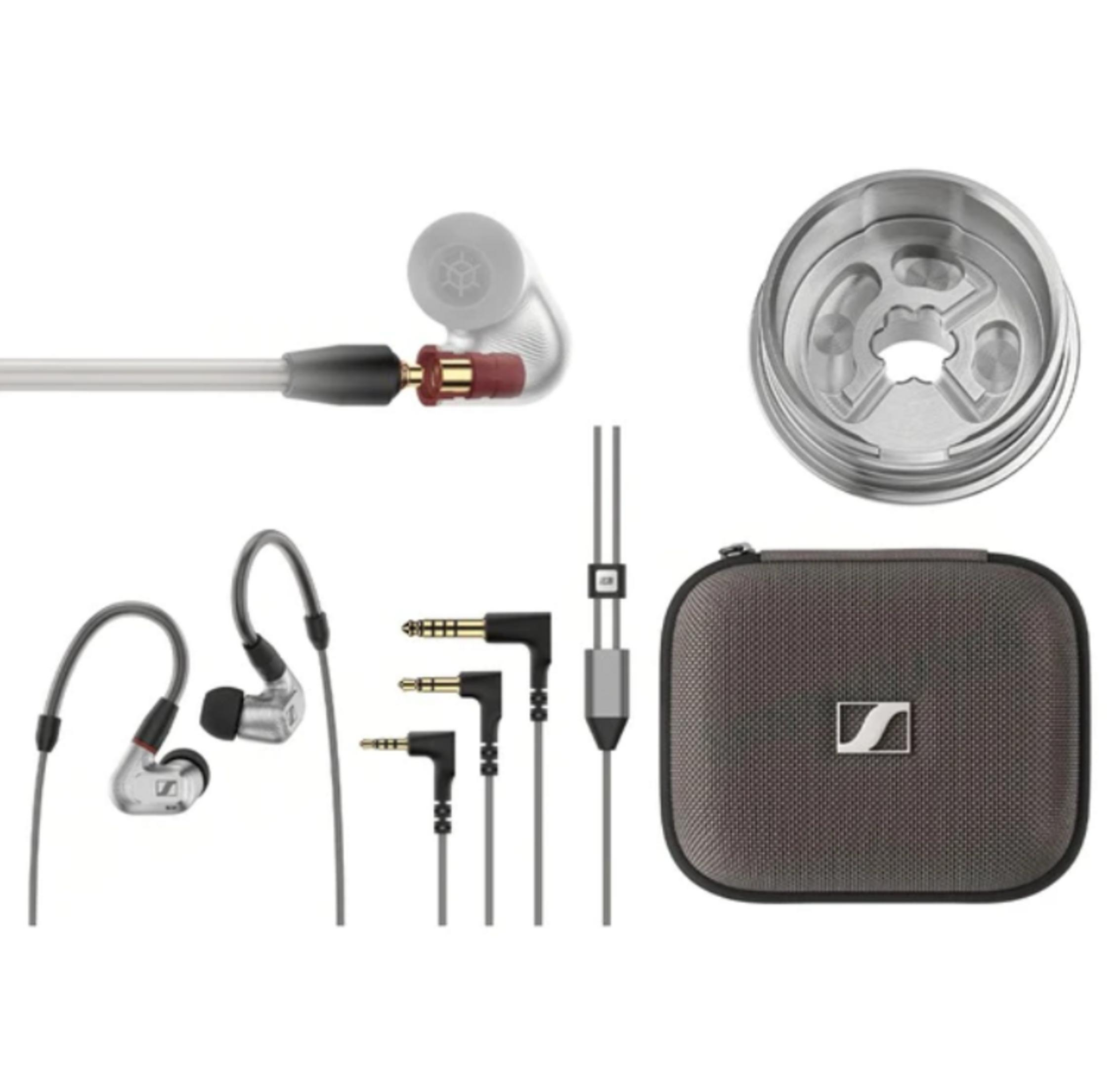 Auricolari e accessori Sennheiser con custodia e adattatori.