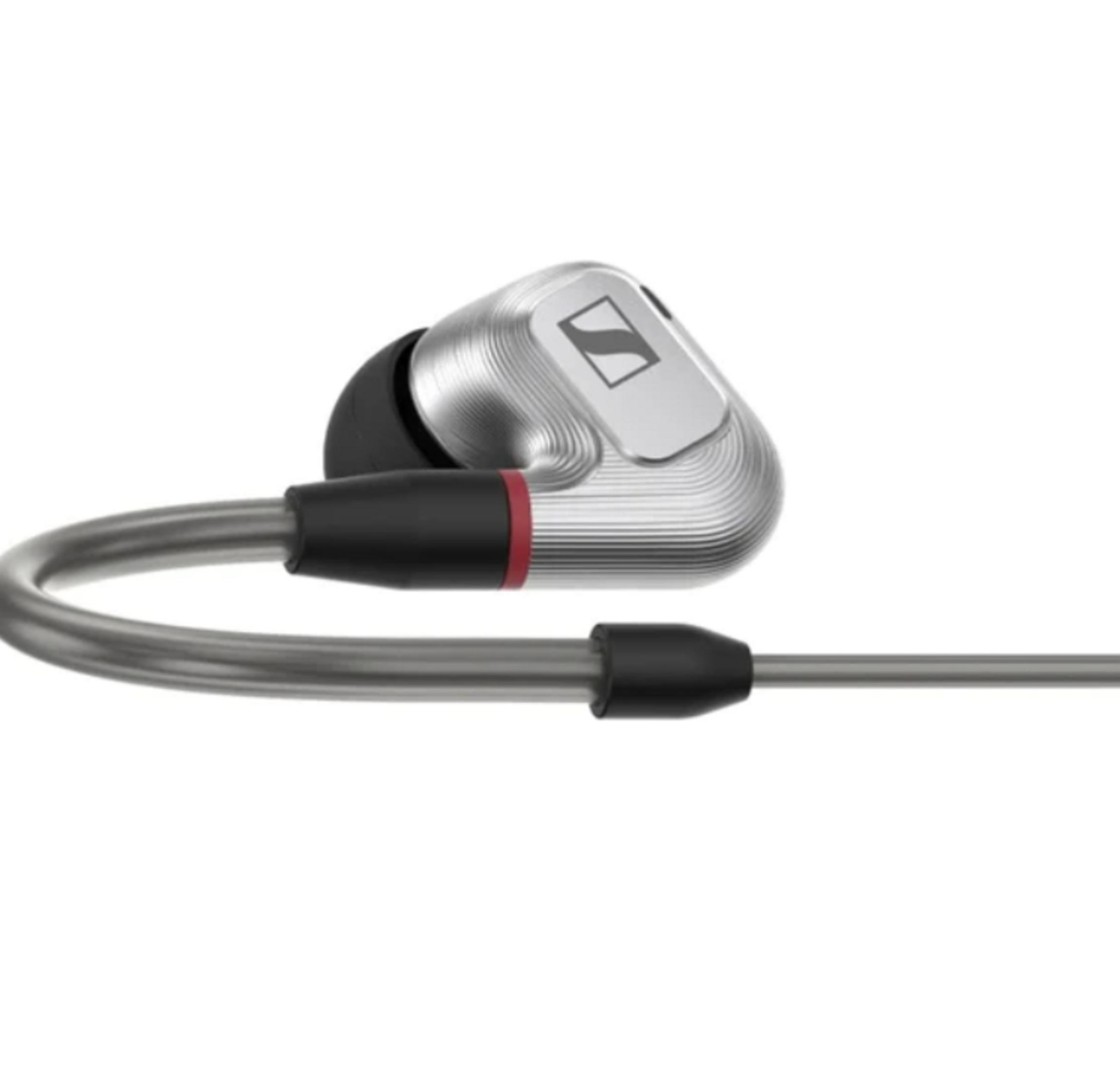 Un auricolare argentato con cavo nero e anello rosso.
