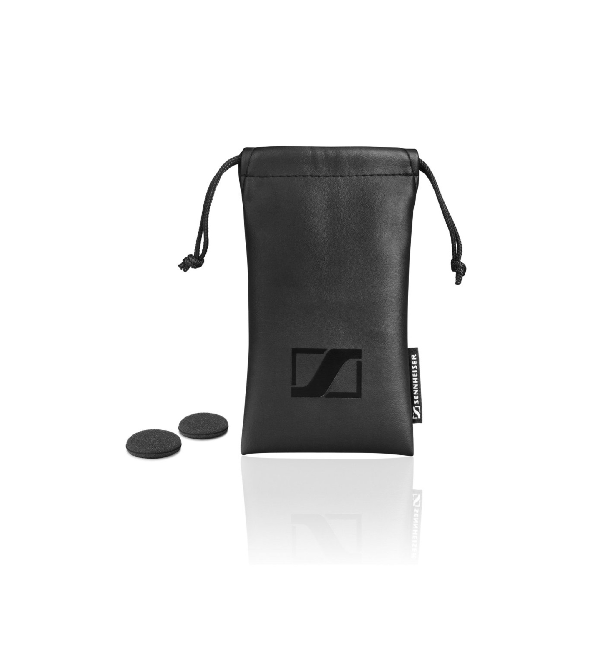 Schwarzer Beutel mit Sennheiser-Logo, daneben zwei Ohrpolster.