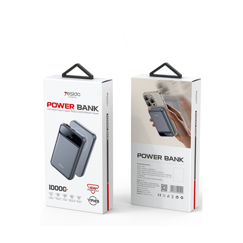 Kullanılan bir telefonla gri 10000mAh power bank ambalajı.