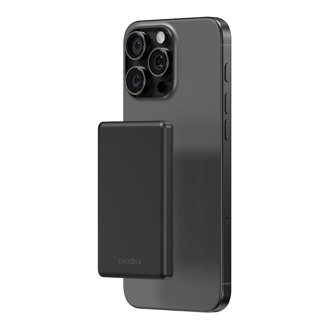 Beyaz arka plana karşı takılı siyah şarj cihazlı siyah iPhone.