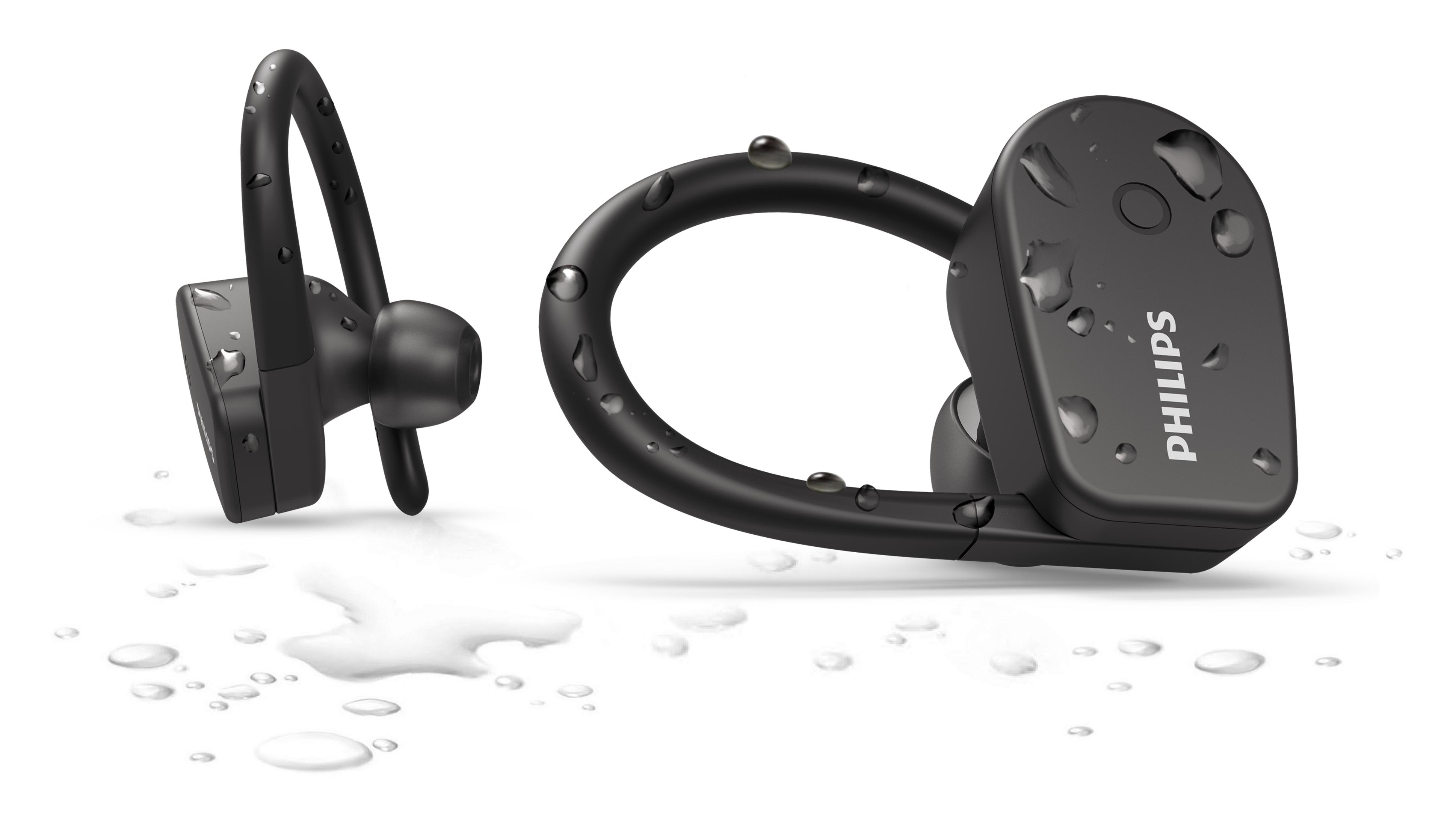 Czarne słuchawki z kroplami wody na białym tle.