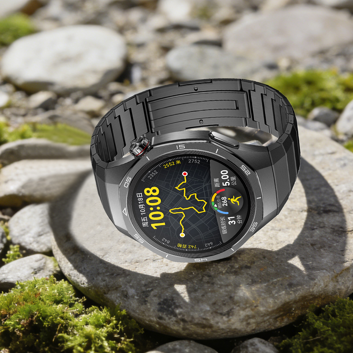 Een grijze smartwatch met donkere band rust op rotsen. Het display toont een kaart.