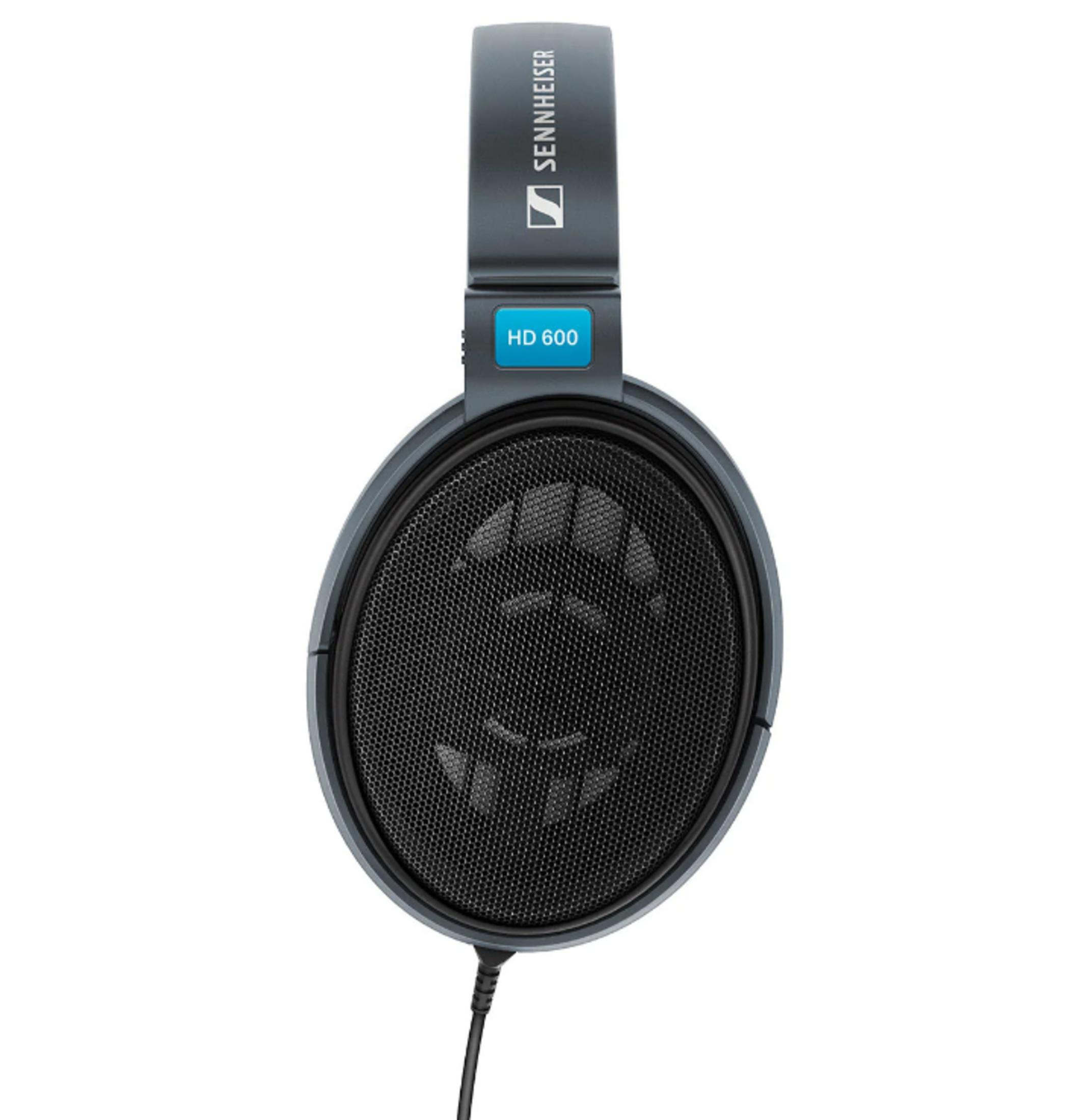 Casque Sennheiser HD 600 gris avec grille et câble noirs.