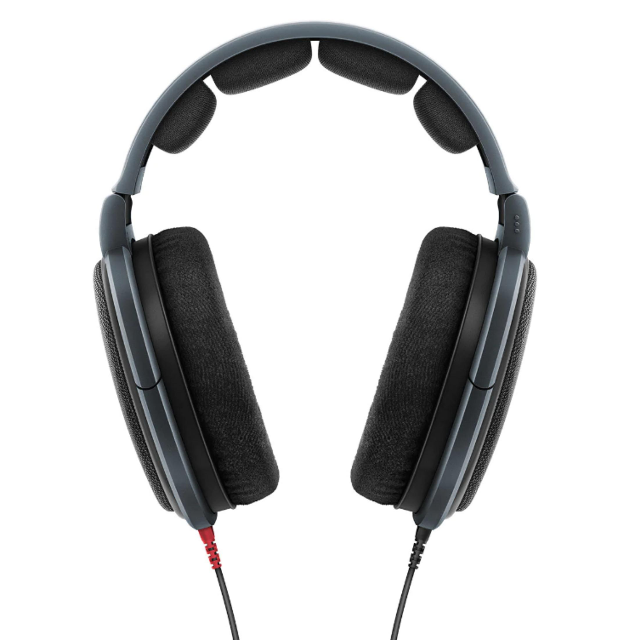 Casque gris avec écouteurs noirs et connexion de câble rouge.