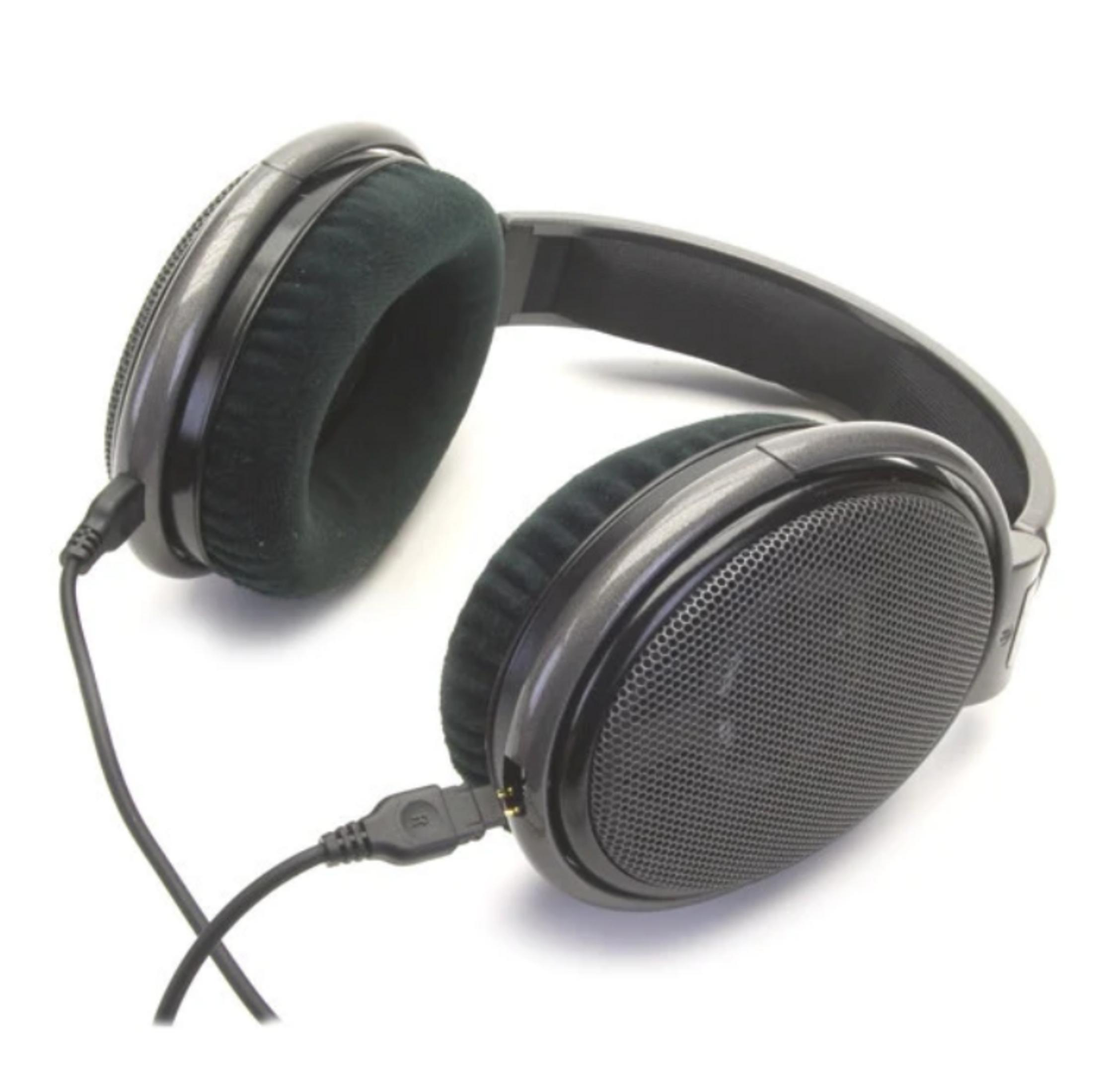 Czarne słuchawki z kablem i złączem na białym tle.