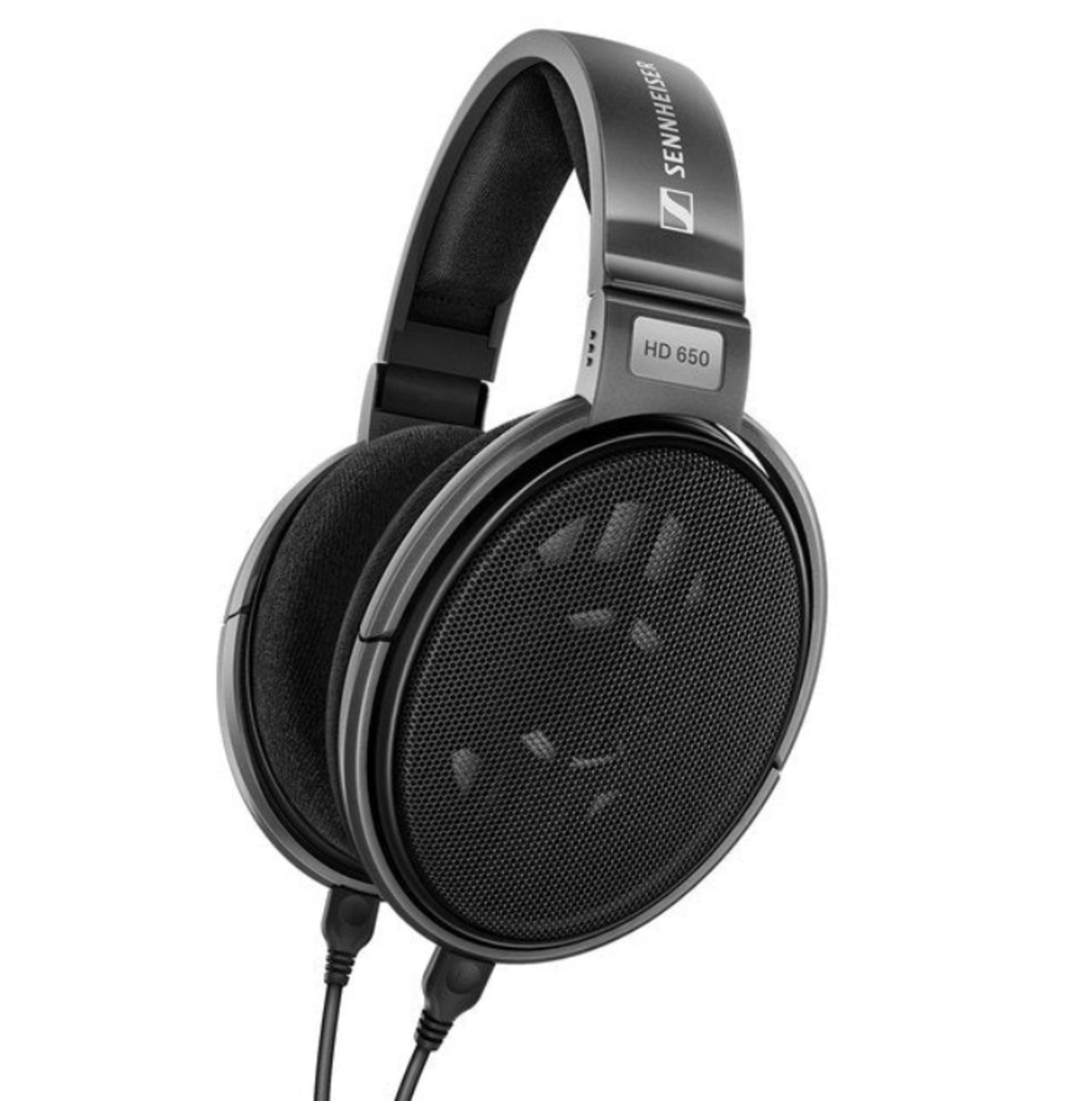 Czarne słuchawki Sennheiser HD 650 z kablem.