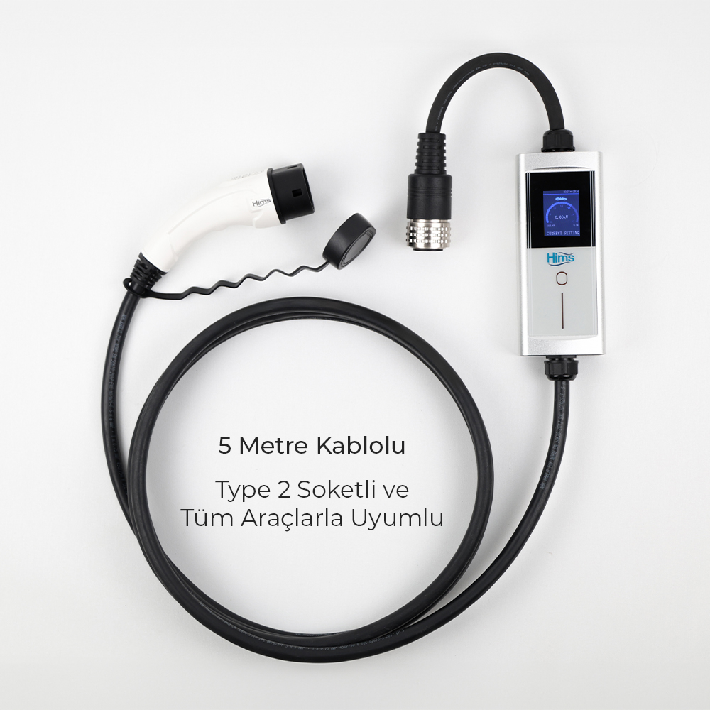 Beyaz Tip 2 fiş, siyah kablo ve ekranlı gümüş kontrol ünitesi.