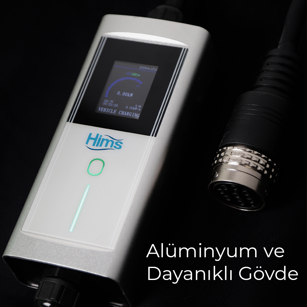 Ekranlı gümüş rengi şarj cihazı ve siyah fiş siyah arka planda.