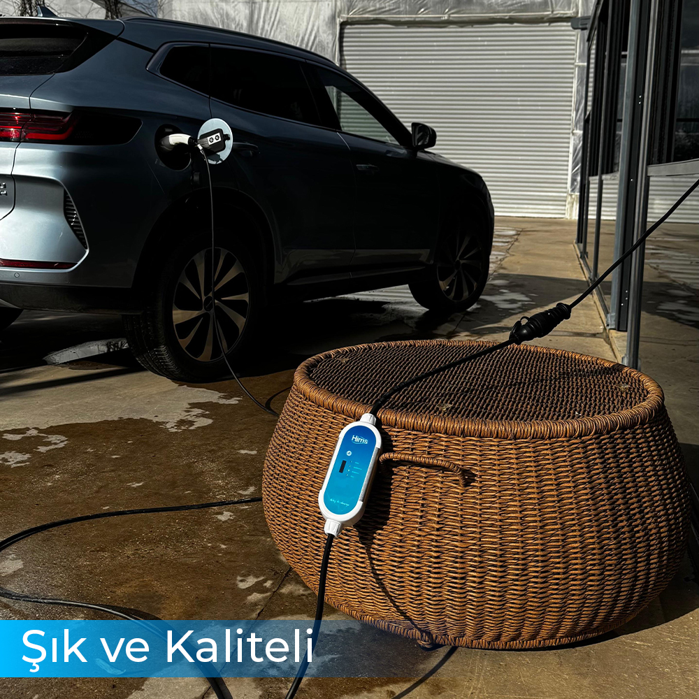 Şarj aleti olan bir sepetin yanında elektrikli araba şarj oluyor.