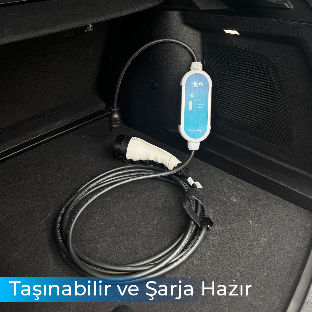 Portatif bir elektrikli araç şarj cihazı arabanın bagajında duruyor.