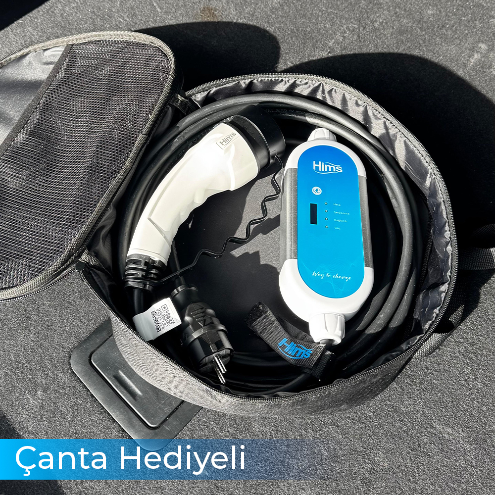 Beyaz şarj fişi ve mavi-beyaz kontrolcü bir çantada.