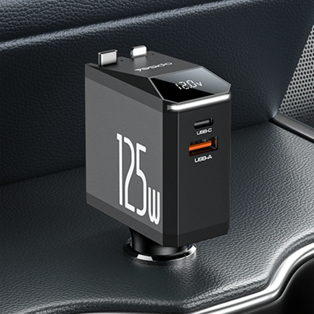 Araba içinde USB-C ve USB-A bağlantı noktalarına sahip siyah 125W USB şarj cihazı.