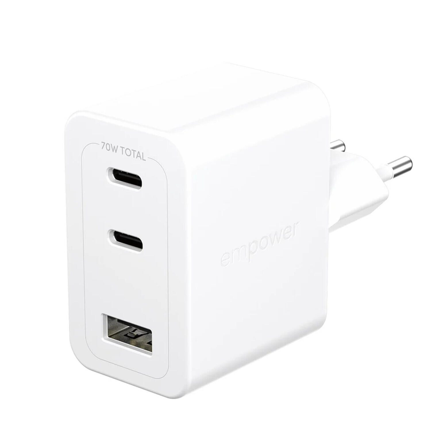 İki USB-C ve bir USB-A portlu beyaz 70W şarj cihazı.