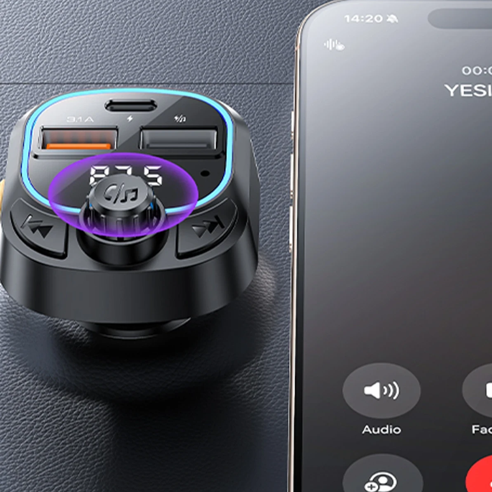 Akıllı telefonun yanında iki USB bağlantı noktalı ve FM vericili araç şarj cihazı.