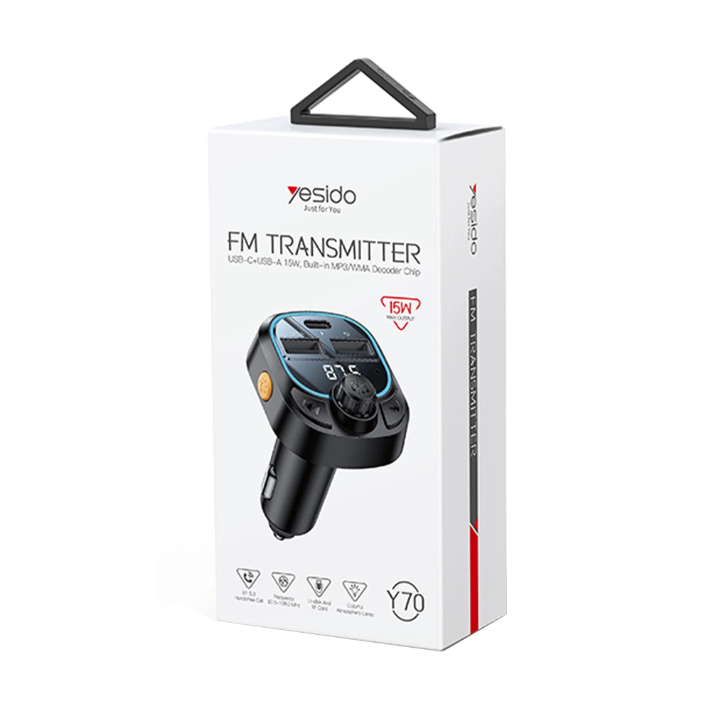 İki USB bağlantı noktasına ve ekrana sahip siyah FM vericisinin ambalajı.