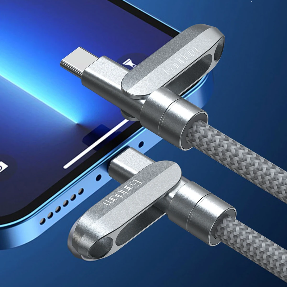 Açılı konektörlü gümüş USB-C kablosu bir akıllı telefon üzerinde duruyor.