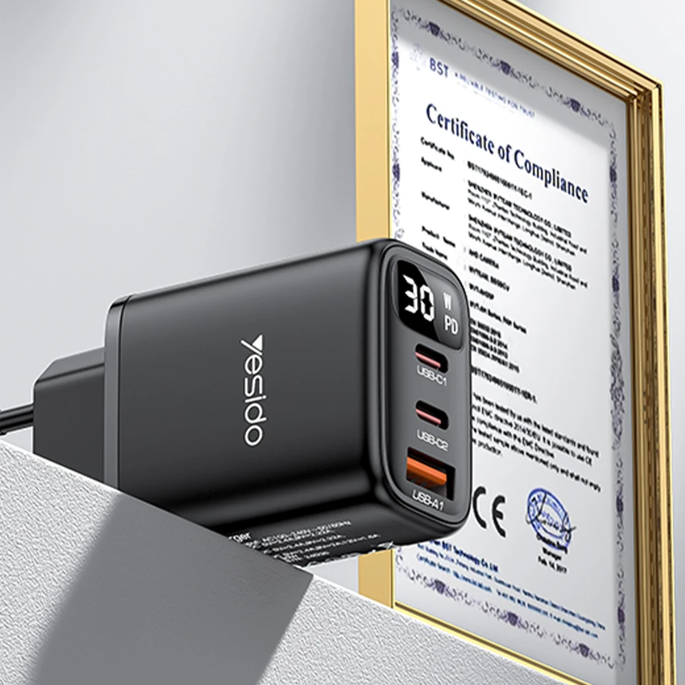 30W PD ekranlı, USB-C1, USB-C2, USB-A1 portlu siyah Yesido şarj cihazı. Arka planda Uygunluk Belgesi.