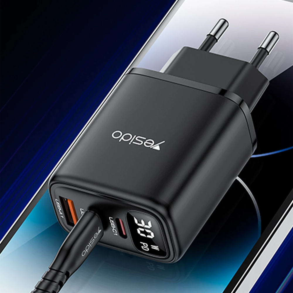 USB-C portlu ve dijital ekranlı siyah şarj cihazı. Yanında kablo.