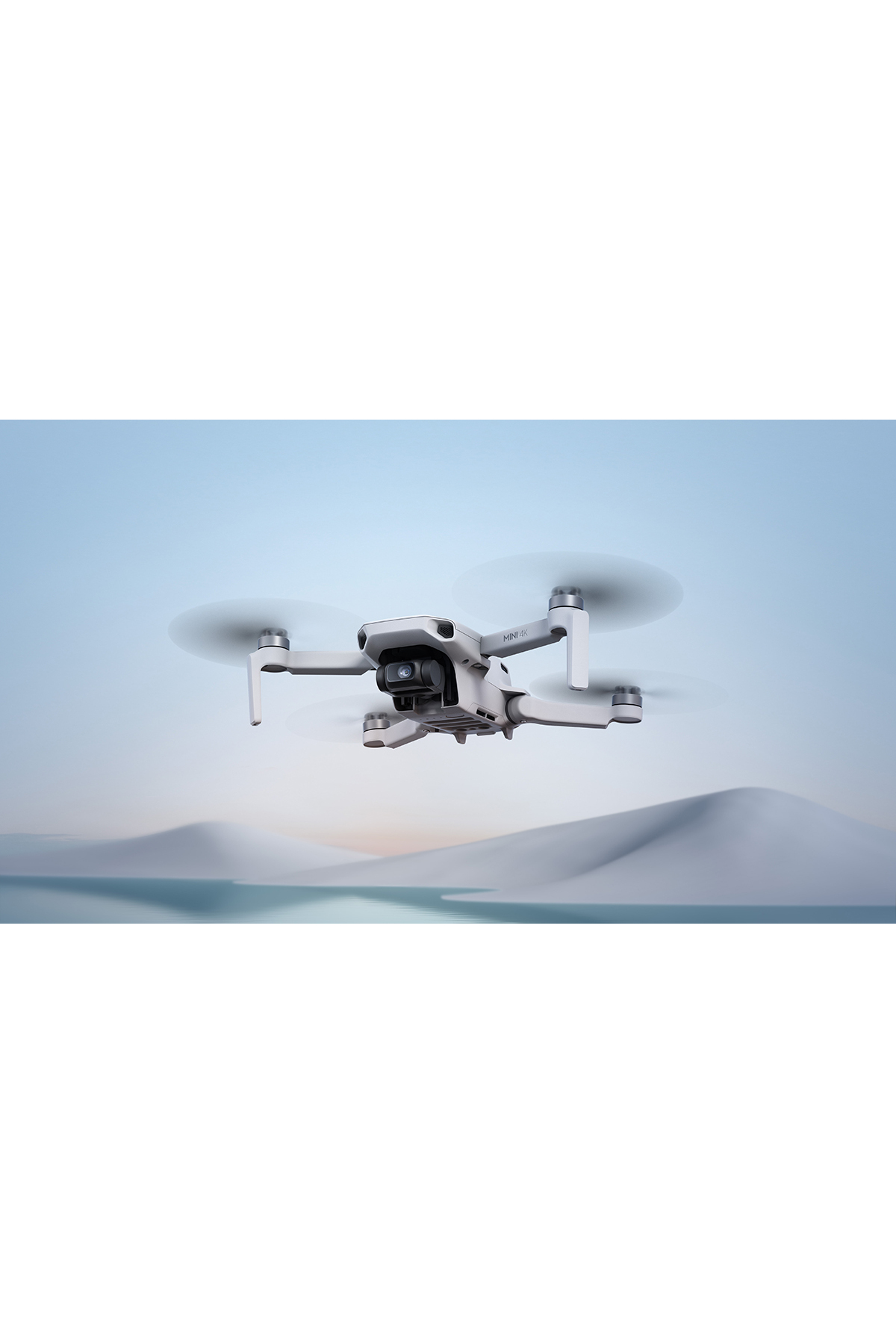 Beyaz bir drone, su ve tepelerin bulunduğu gerçeküstü bir manzara üzerinde uçuyor.