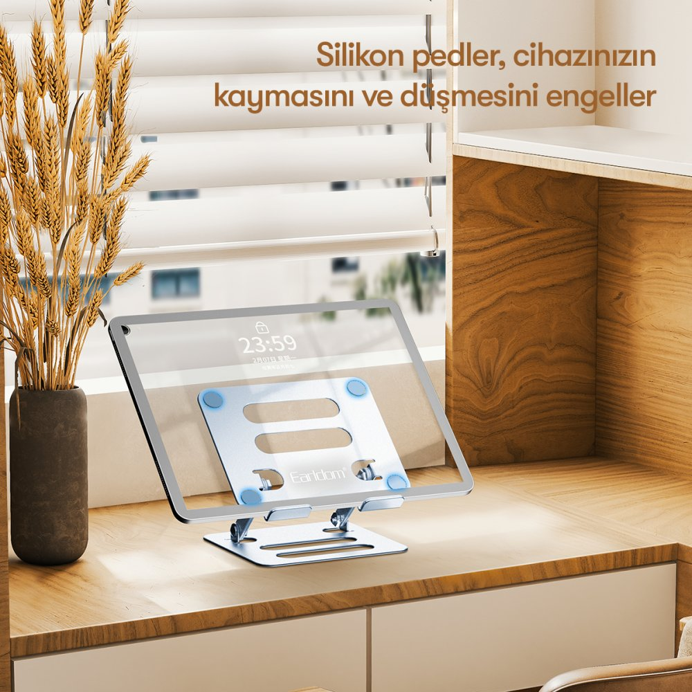 Gümüş tablet standı, üzerinde tablet olan bir masanın üzerinde.