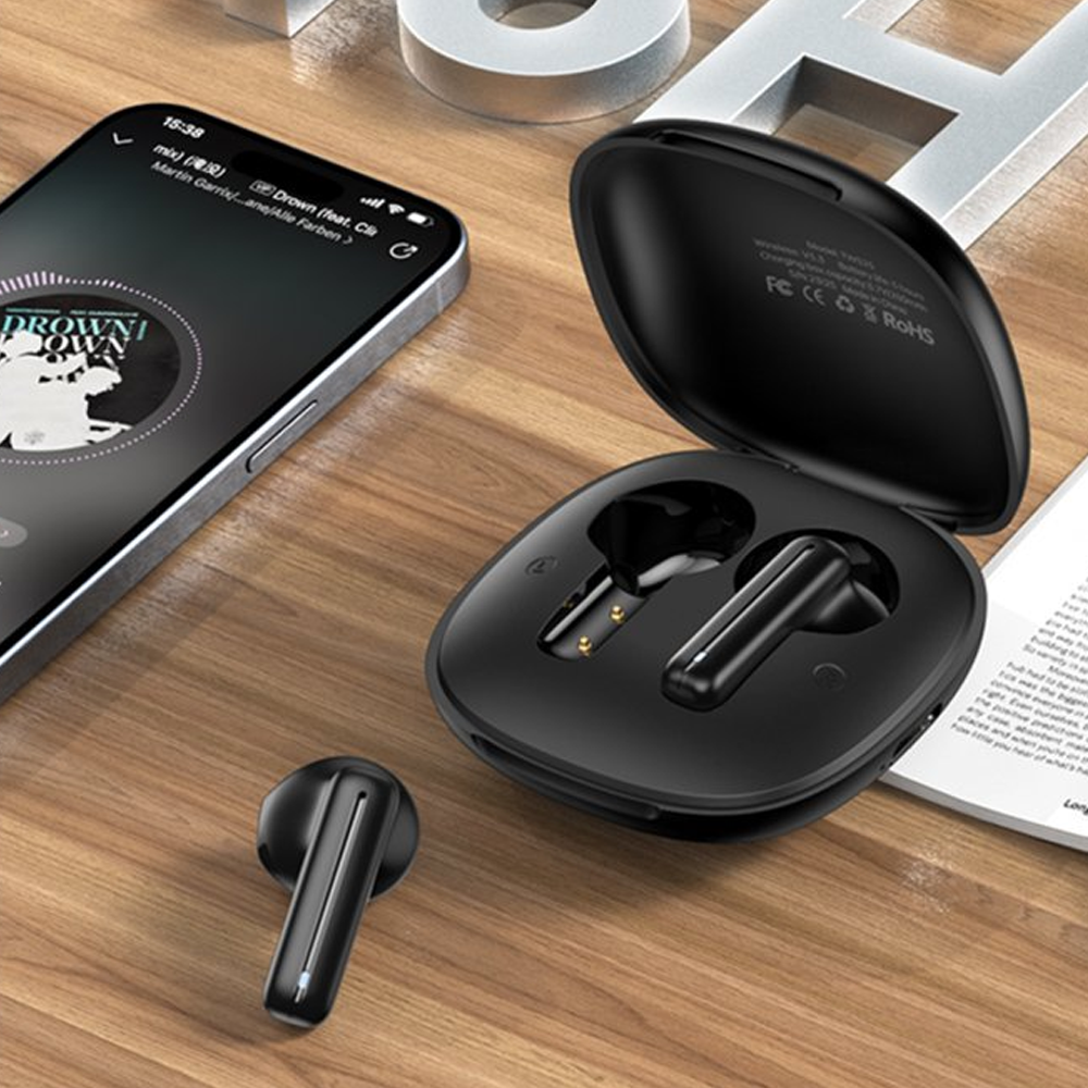 Auricolari wireless neri in una custodia di ricarica aperta accanto a uno smartphone.