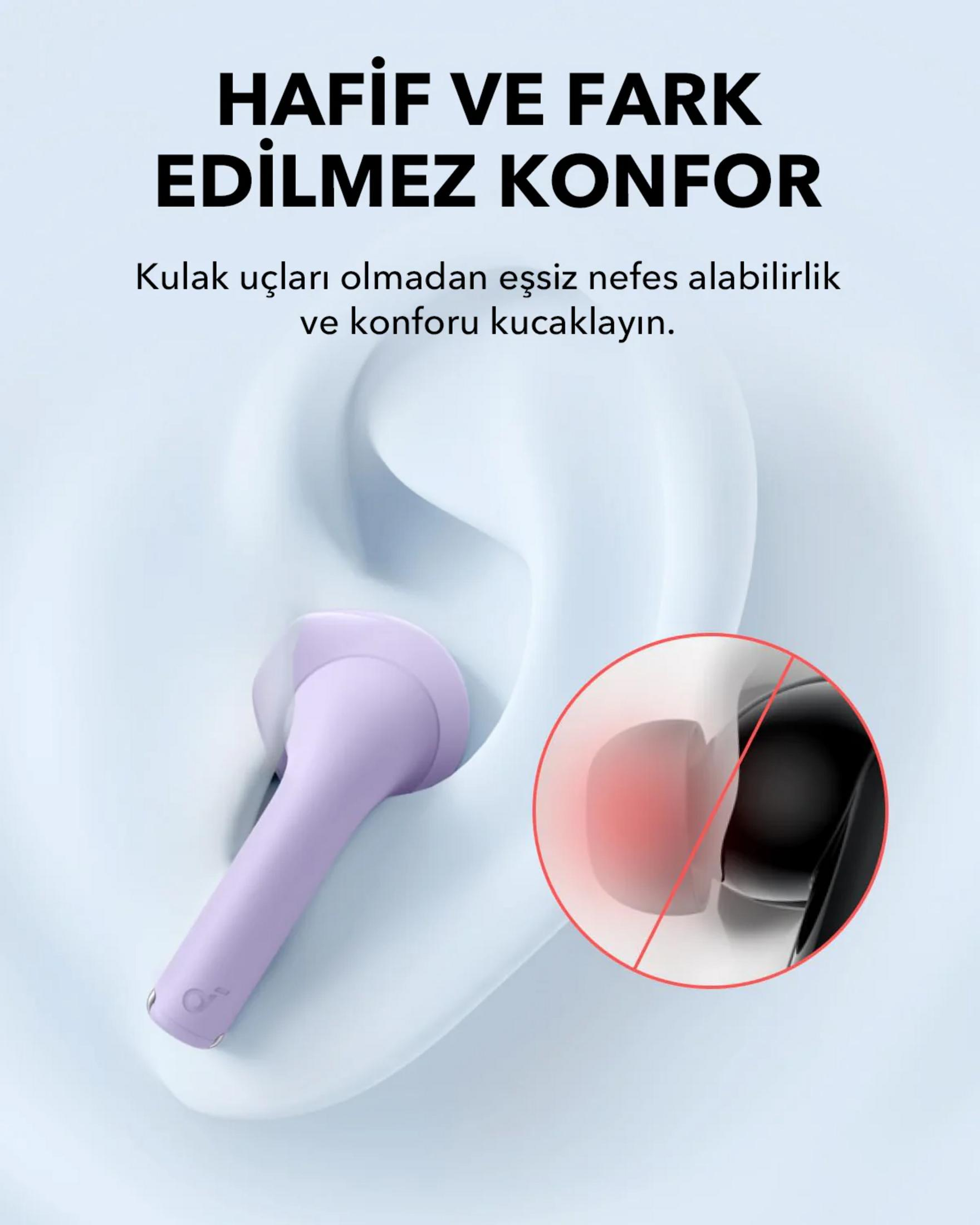 Un auricolare lillacansoggia su uno sfondo azzurro. Primo piano di un orecchio.