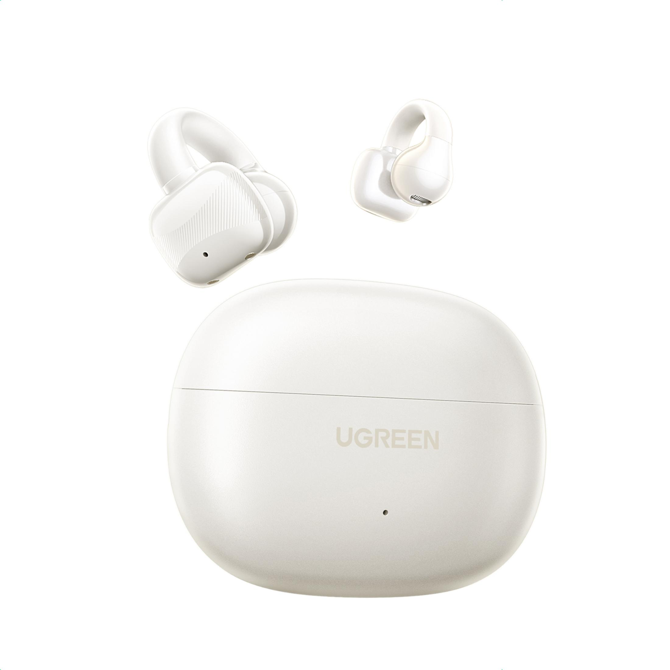 Białe etui ładujące Ugreen z dwoma białymi słuchawkami obok.
