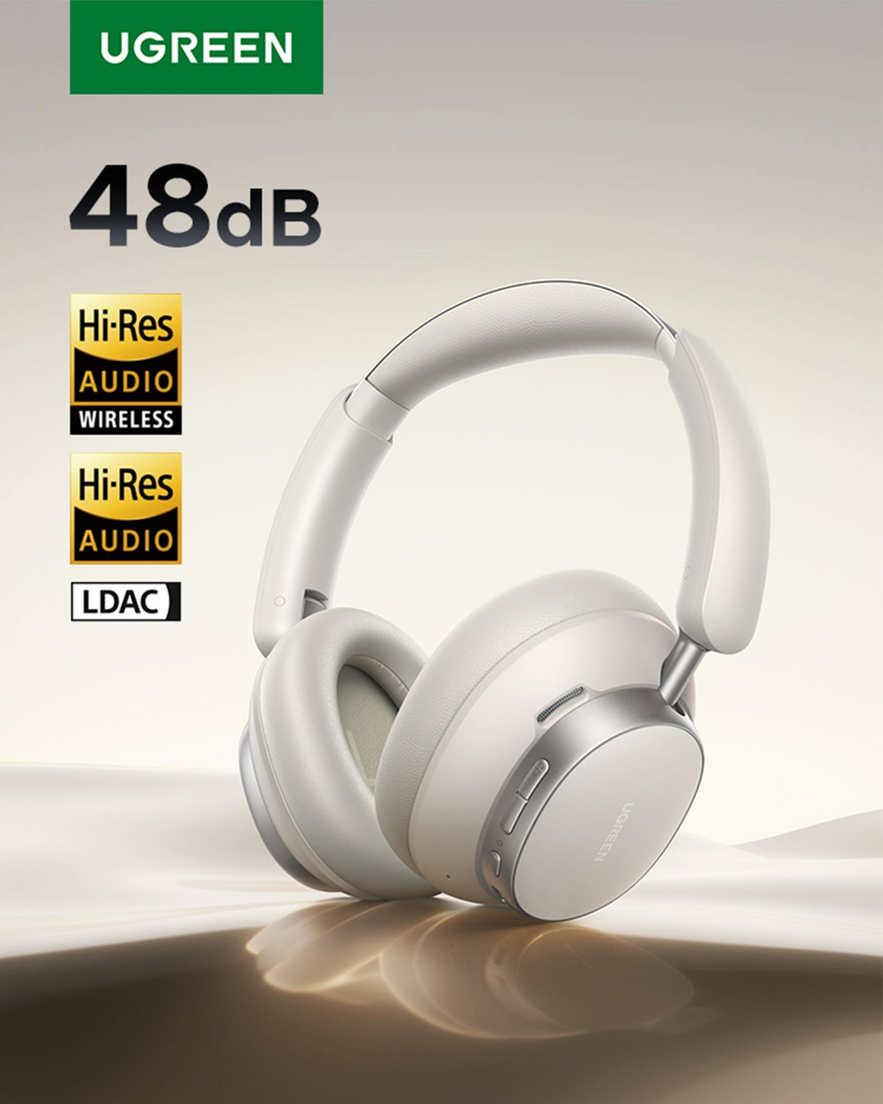 Białe słuchawki UGREEN z redukcją szumów 48dB na gładkiej powierzchni.