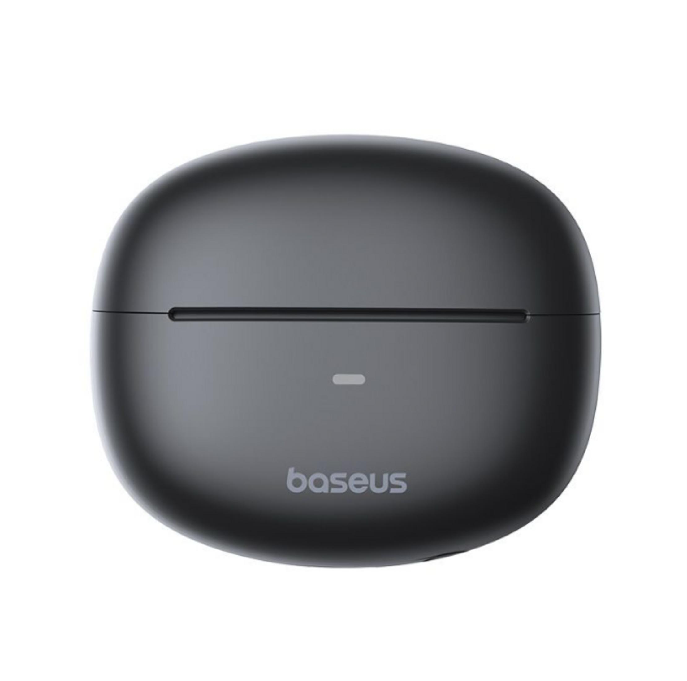 Zamknięte, matowe czarne etui ładujące do słuchawek bezprzewodowych.