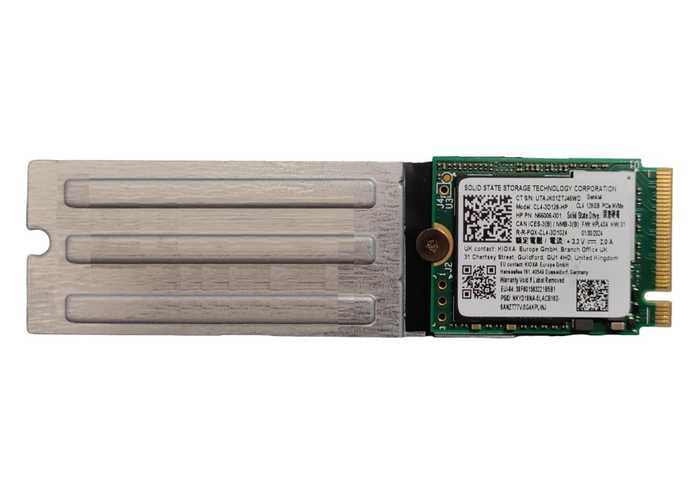 Un SSD M.2 con dissipatore argentato e circuito stampato verde con etichetta.