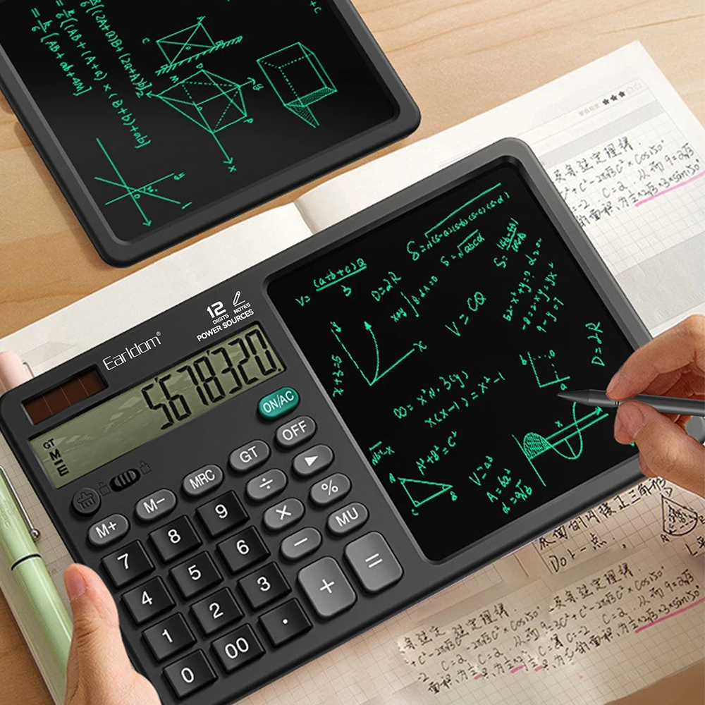 Ekranlı ve tuş takımına sahip siyah bir hesap makinesi matematikli defterlerin üzerinde duruyor.