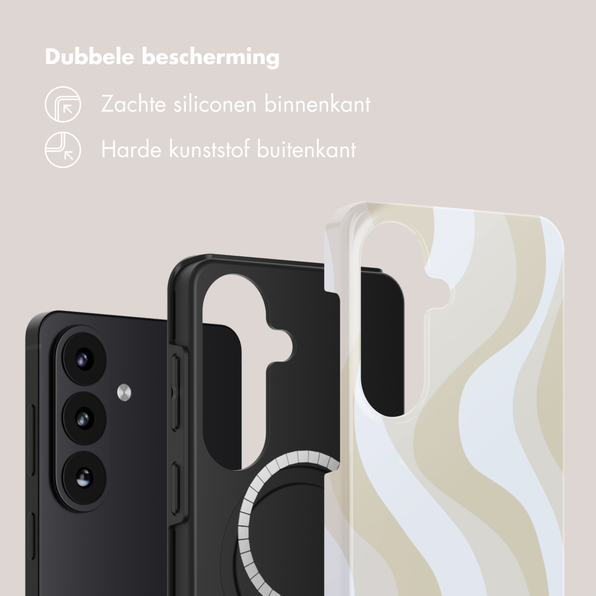 Een zwarte smartphone met drie camera's, ernaast twee telefoonhoesjes.