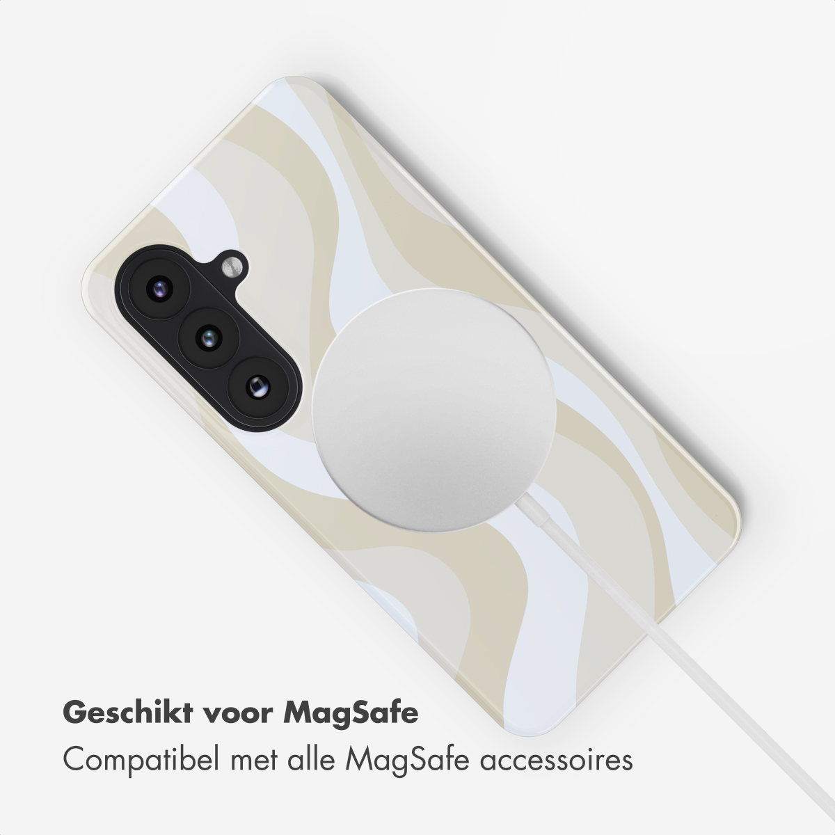 Een telefoon met een beige en wit golvend patroon aan een MagSafe-oplader.