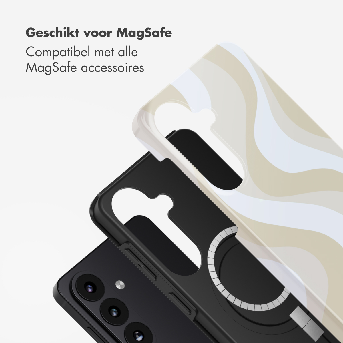 Een zwart smartphone met een beige hoesje met golvend patroon.