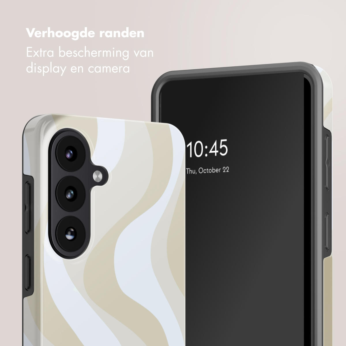 Een telefoonhoesje met een beige en wit golvend patroon naast een smartphone.