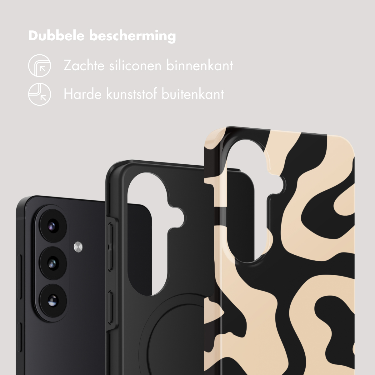 Een smartphone met een zwarte hoes en een patroon van beige en zwarte vormen.