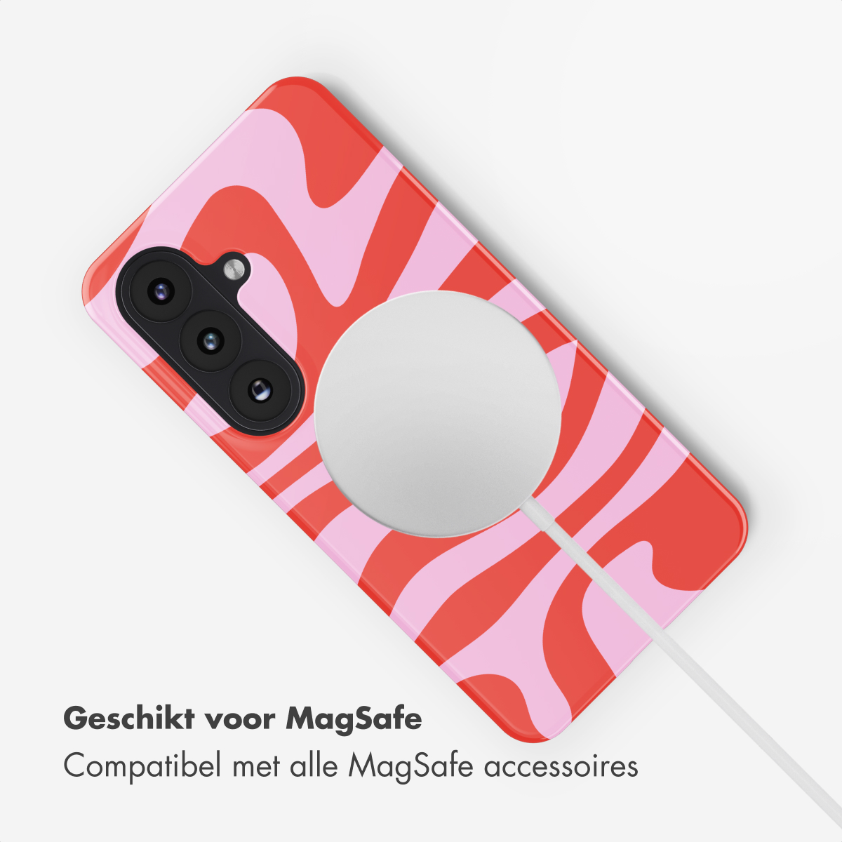 Rode telefoonhoes met roze golvend patroon, MagSafe ring en camera.